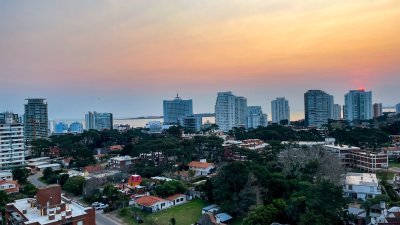 Hermoso monoambiente en piso alto con vista a Playa Mansa y Brava!