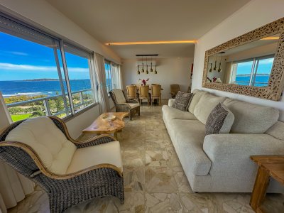 Hermoso apartamento en Playa Mansa con vista al mar en torre con servicios.