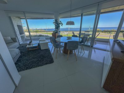 Departamento en primera línea de Playa Mansa!