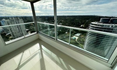 Punta de Este. Edificio con amplios servicios a pasos de todo.