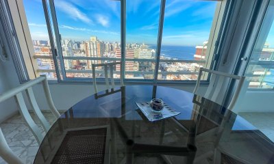 Piso alto en Península con vista a Playa Brava y Mansa!