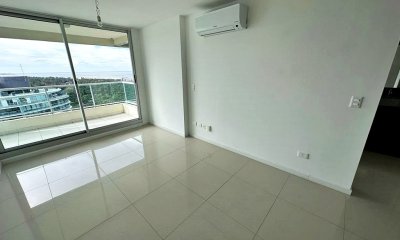 Punta del Este, edificio con amplios servicios cerca de todo.