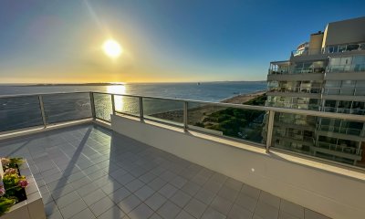 Gran penthouse en torre clásica de playa mansa