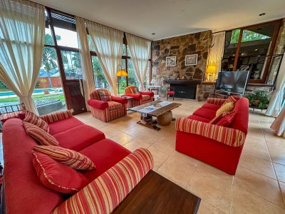 Vende Casa en excelente zona de Playa Mansa Punta del este