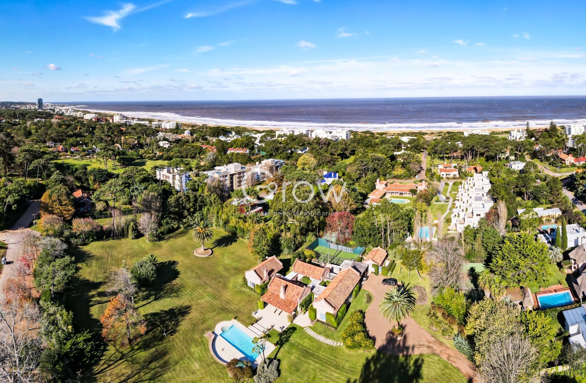 Casa ID.2 - Casa en el Golf con gran lote a pasos del mar