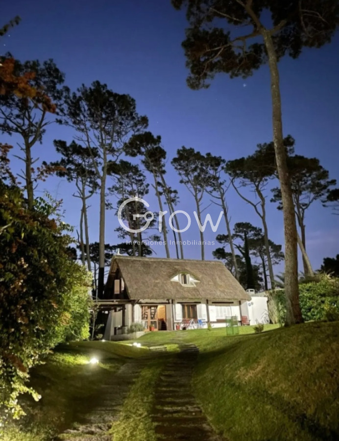 Casa ID.2005 - Hermosa casa en Playa Mansa en alquiler!