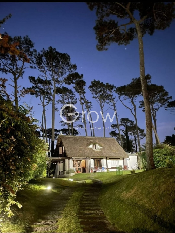 Casa ID.2005 - Hermosa casa en Playa Mansa en alquiler!