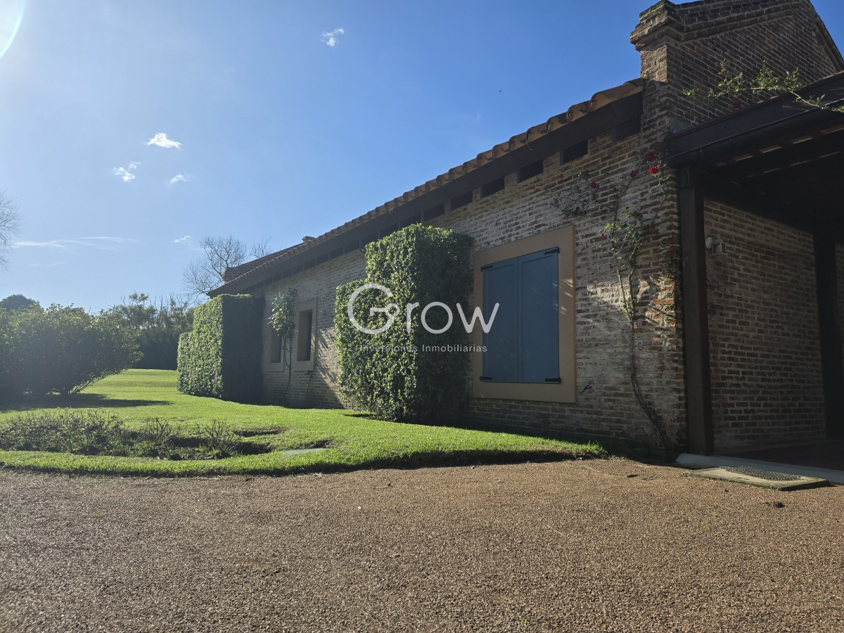 Casa ID.2 - Casa en el Golf con gran lote a pasos del mar