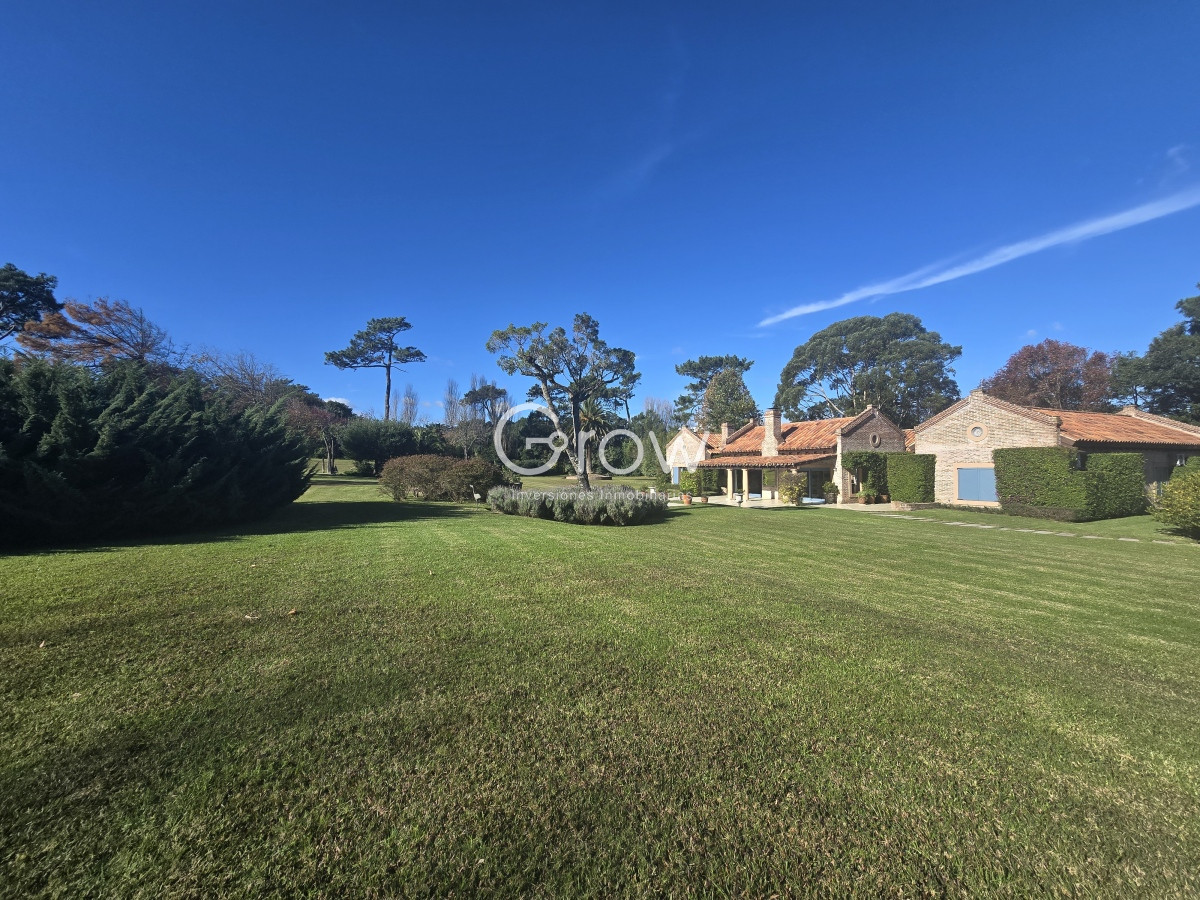 Casa ID.2 - Casa en el Golf con gran lote a pasos del mar
