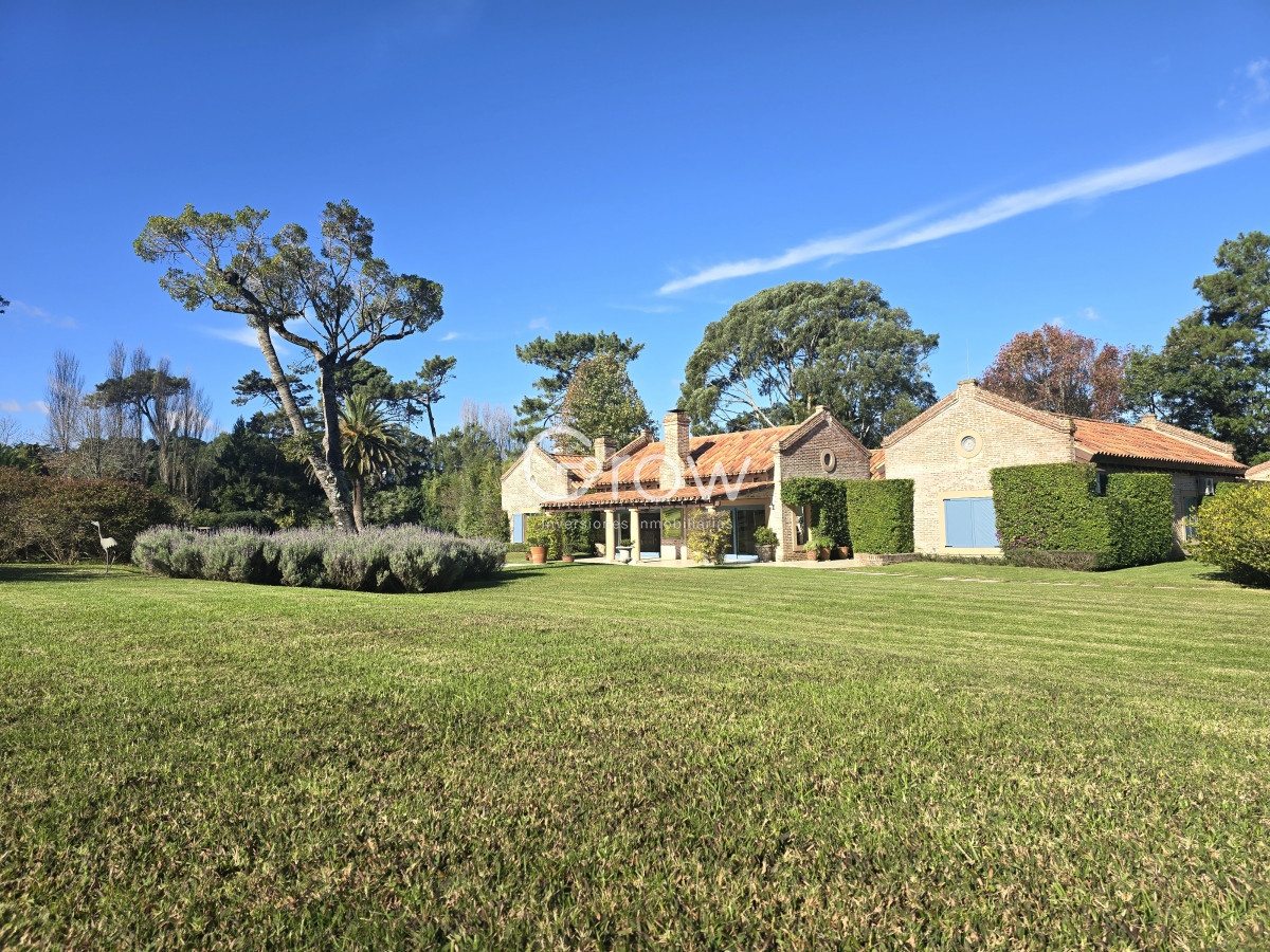 Casa ID.2 - Casa en el Golf con gran lote a pasos del mar