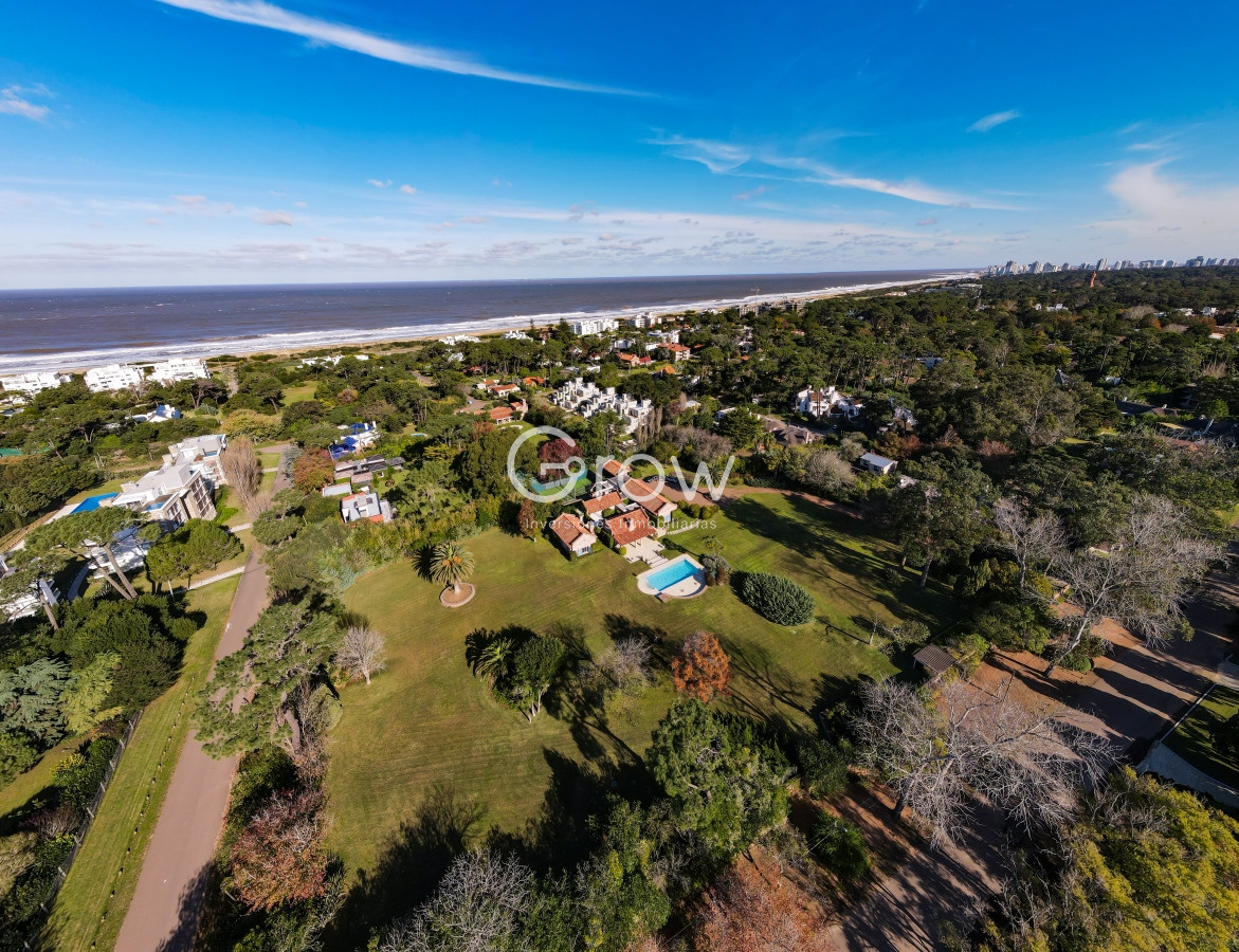 Casa ID.2 - Casa en el Golf con gran lote a pasos del mar