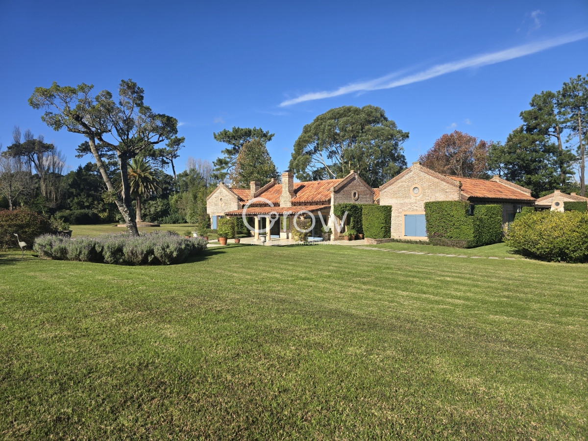 Casa ID.2 - Casa en el Golf con gran lote a pasos del mar