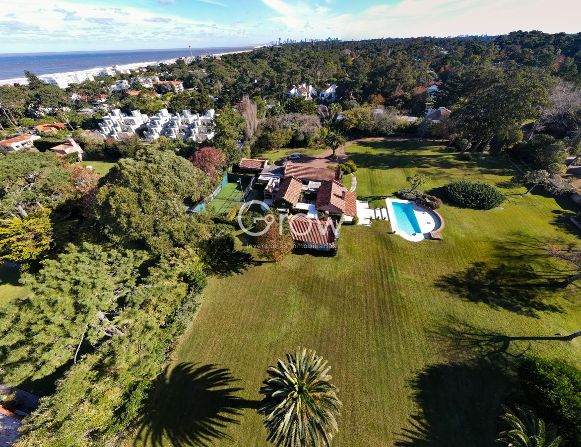 Casa ID.2 - Casa en el Golf con gran lote a pasos del mar