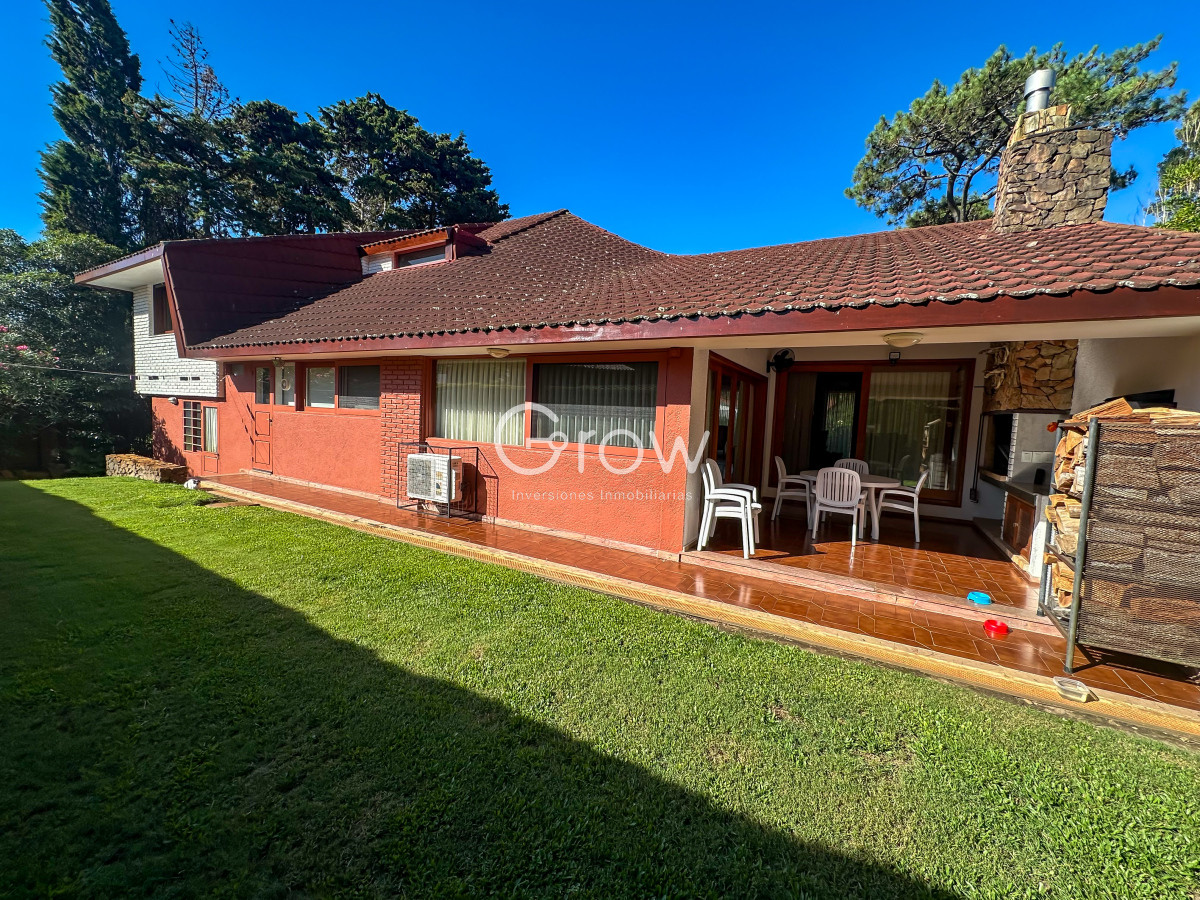 Casa ID.2125 - Hermosa casa en Playa Mansa a solo metros del mar y centros comerciales