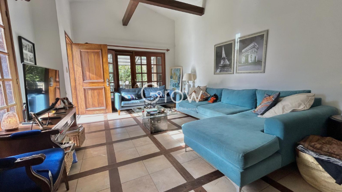 Casa ID.2673 - Hermosa casa en Av Francia Pda 8!