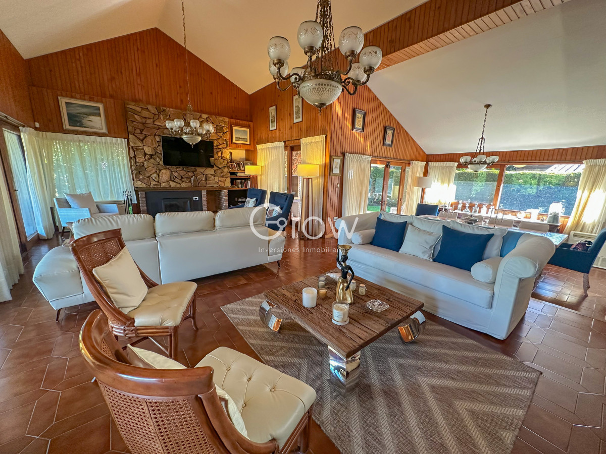 Casa ID.2125 - Hermosa casa en Playa Mansa a solo metros del mar y centros comerciales