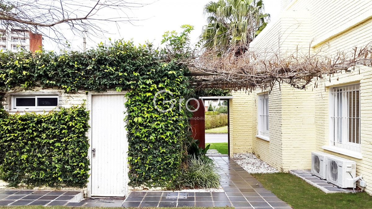 Casa ID.576 - Hermosa casa ideal para disfrutarla todo el año a pasos del mar.