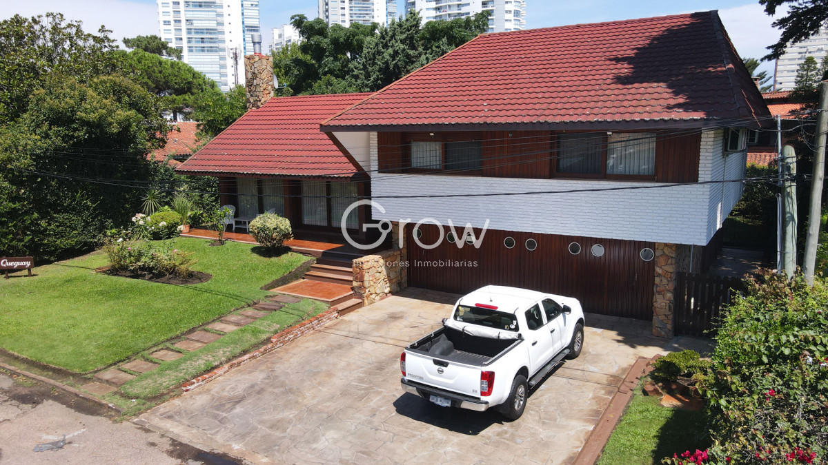 Casa ID.2125 - Hermosa casa en Playa Mansa a solo metros del mar y centros comerciales