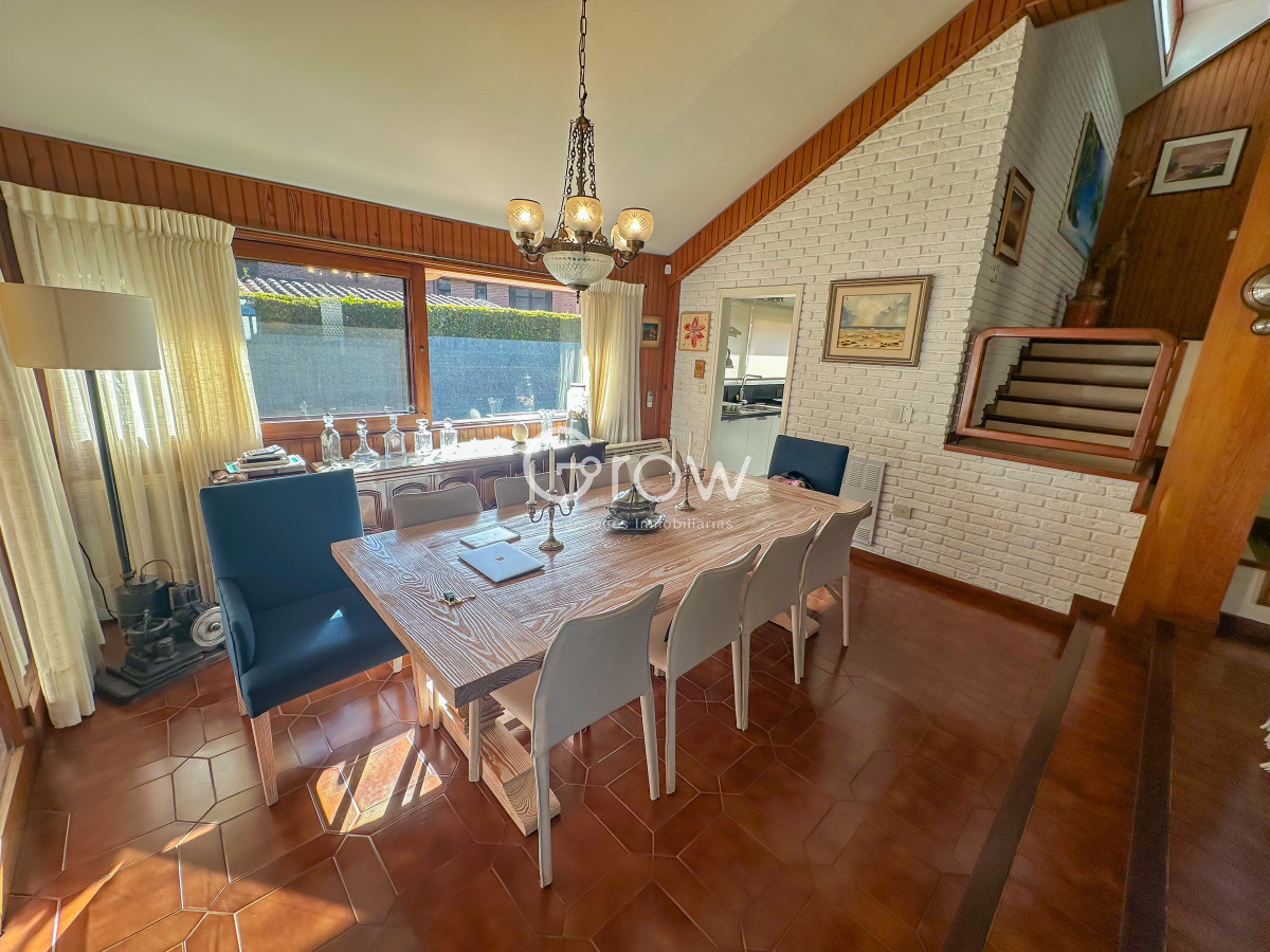 Casa ID.2125 - Hermosa casa en Playa Mansa a solo metros del mar y centros comerciales