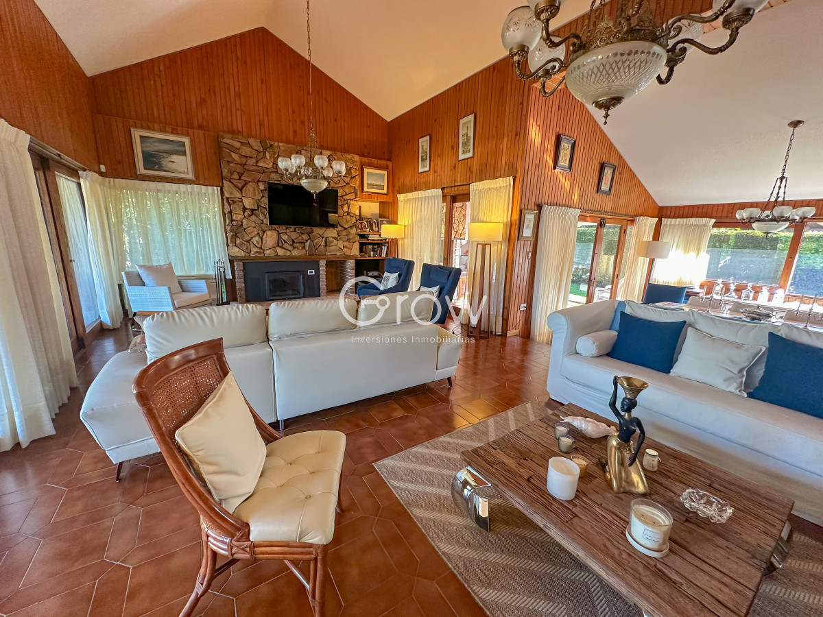Casa ID.2125 - Hermosa casa en Playa Mansa a solo metros del mar y centros comerciales