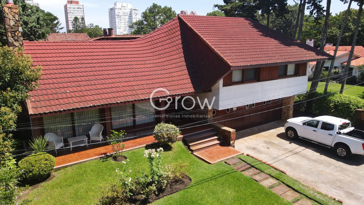 Casa ID.2125 - Hermosa casa en Playa Mansa a solo metros del mar y centros comerciales