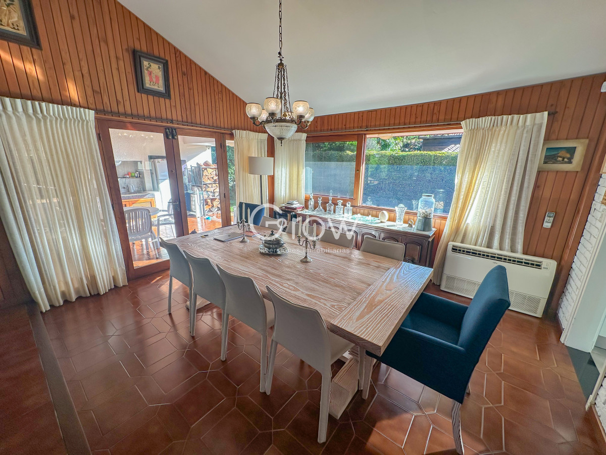 Casa ID.2125 - Hermosa casa en Playa Mansa a solo metros del mar y centros comerciales