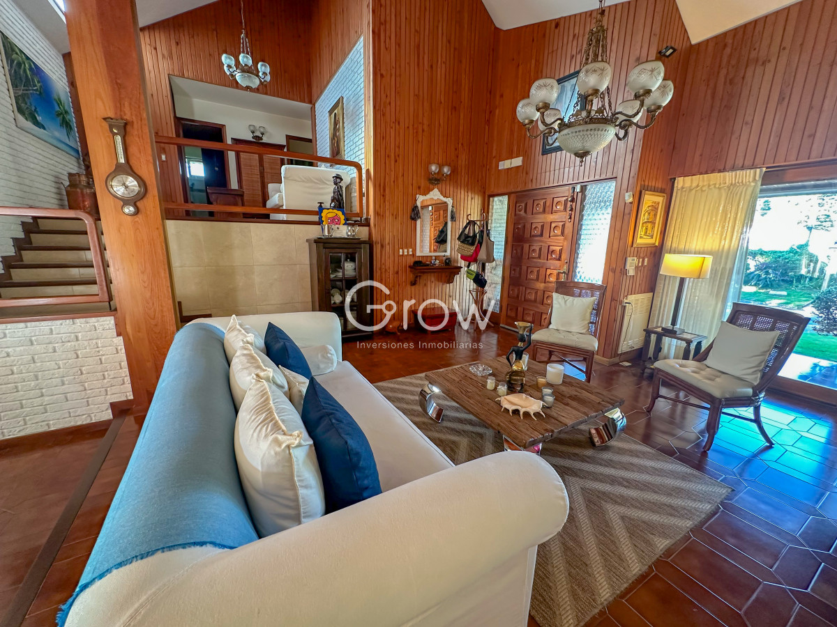 Casa ID.2125 - Hermosa casa en Playa Mansa a solo metros del mar y centros comerciales