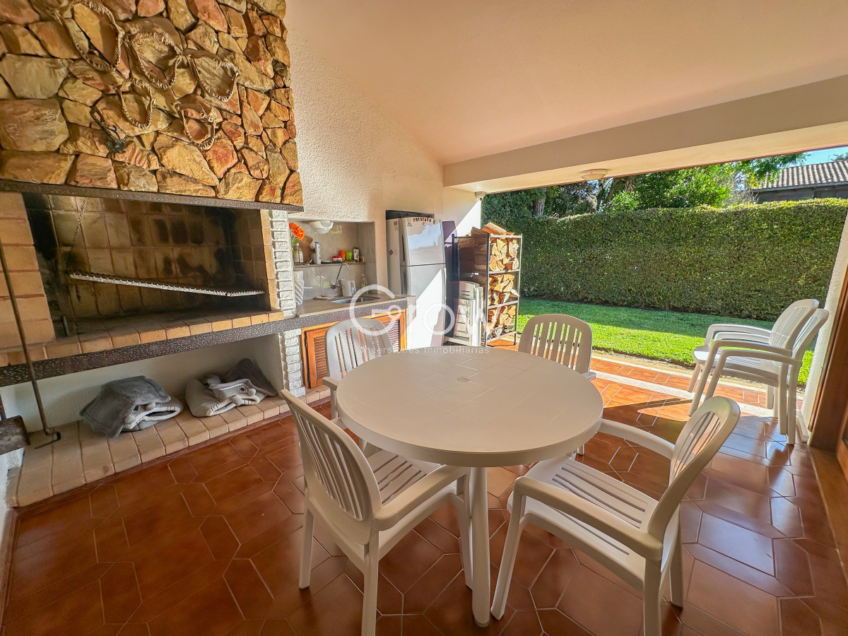 Casa ID.2125 - Hermosa casa en Playa Mansa a solo metros del mar y centros comerciales