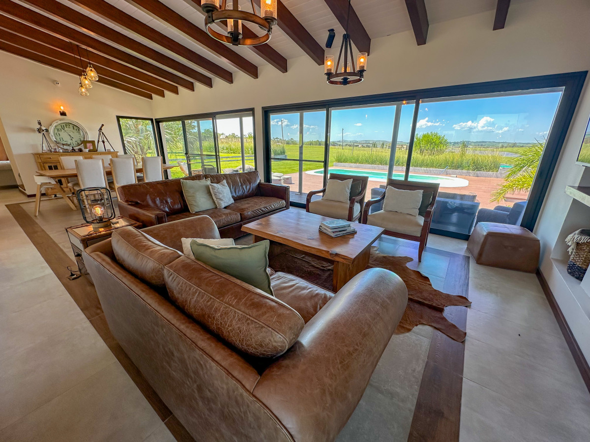 Casas #2406 en Venta , 379 m², 4 Dormitorios, 3 Baños