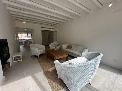 Casa a estrenar en barrio Parque Burnett