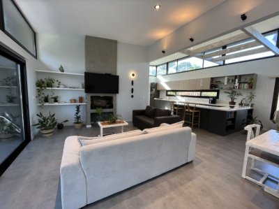 Venta de Moderna casa ubicada en inmejorable lote de 725 mts totalmente cercado