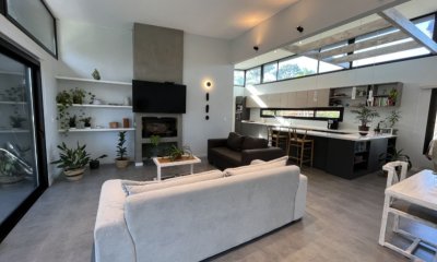 Venta de Moderna casa ubicada en inmejorable lote de 725 mts totalmente cercado