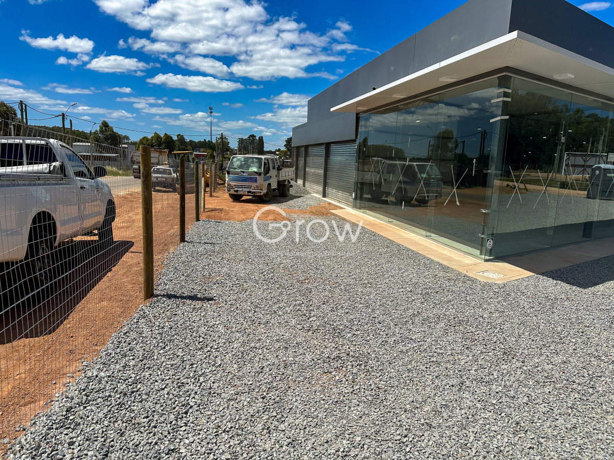 Local Comercial ID.2615 - Dos amplios locales juntos o separados! Excelente local en avenida con gran crecimiento en Maldonado!