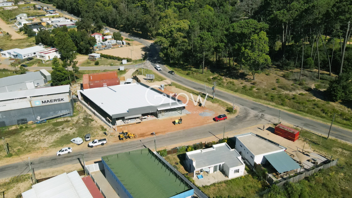 Local Comercial ID.2615 - Dos amplios locales juntos o separados! Excelente local en avenida con gran crecimiento en Maldonado!