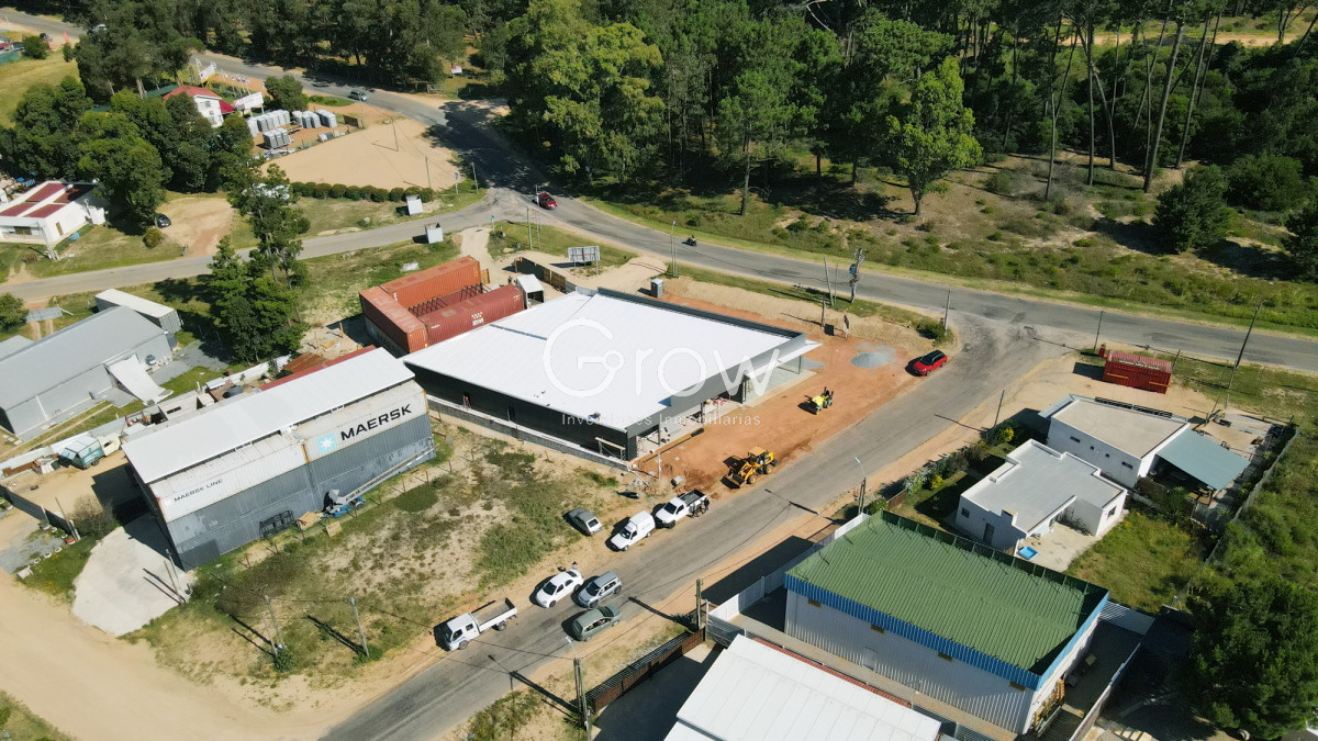 Local Comercial ID.2615 - Dos amplios locales juntos o separados! Excelente local en avenida con gran crecimiento en Maldonado!