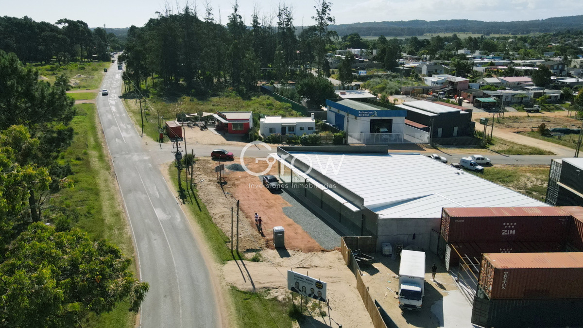 Local Comercial ID.2615 - Dos amplios locales juntos o separados! Excelente local en avenida con gran crecimiento en Maldonado!