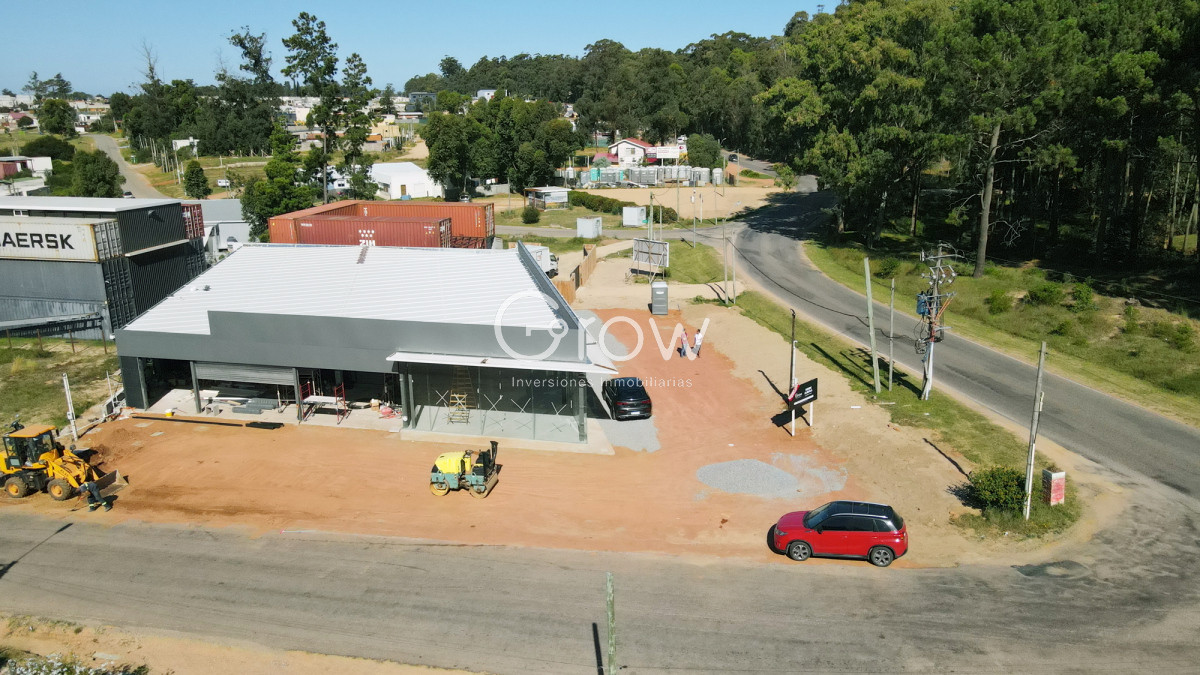 Local Comercial ID.2615 - Dos amplios locales juntos o separados! Excelente local en avenida con gran crecimiento en Maldonado!