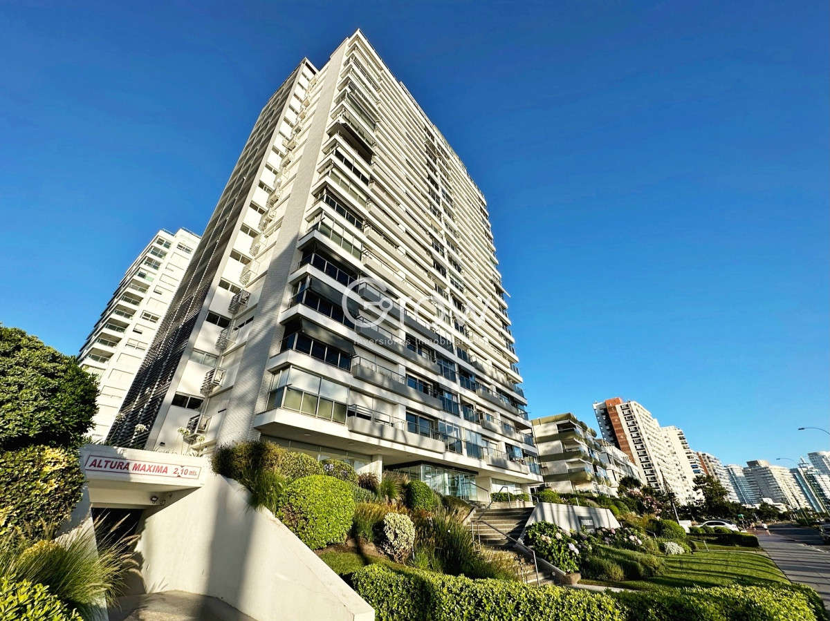 Apartamento ID.1160 - Gran penthouse en torre clásica de playa mansa 