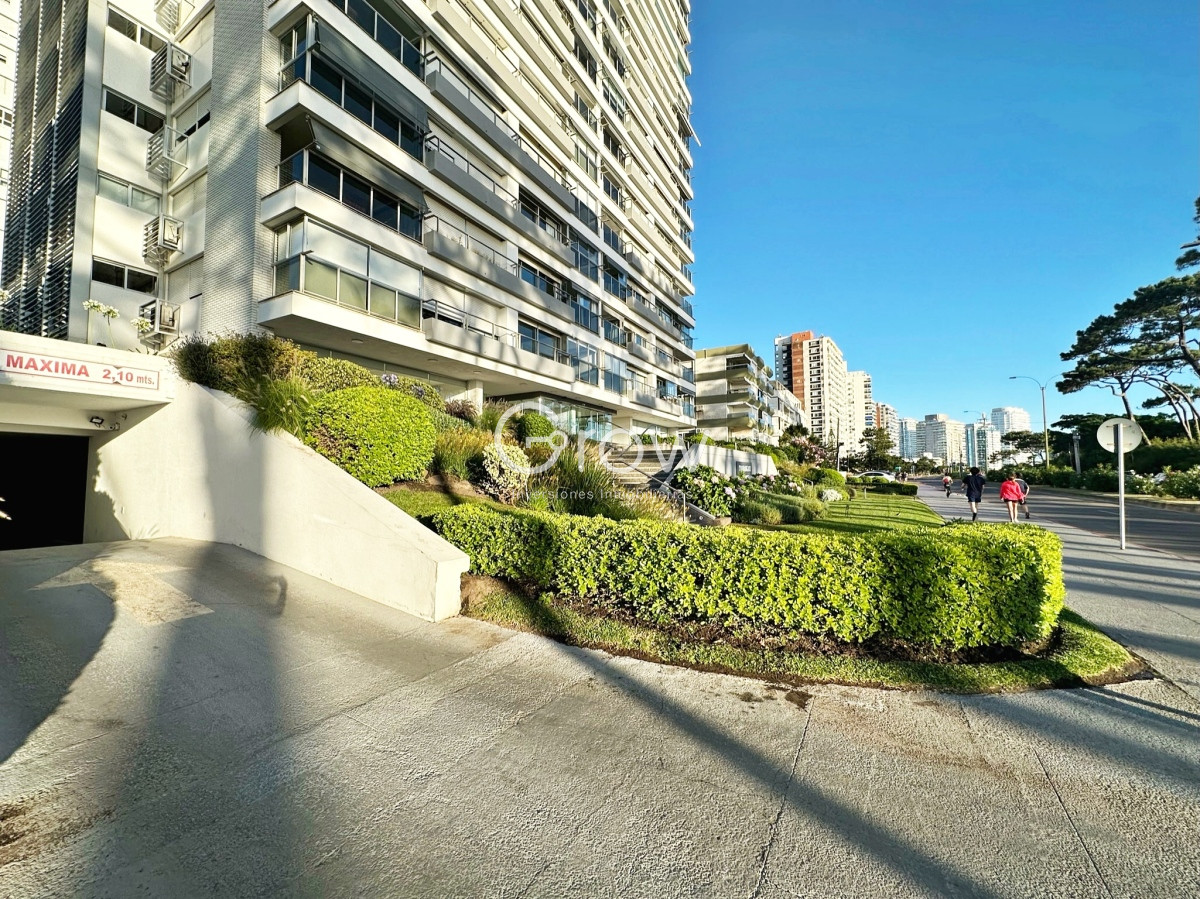 Apartamento ID.1160 - Gran penthouse en torre clásica de playa mansa 
