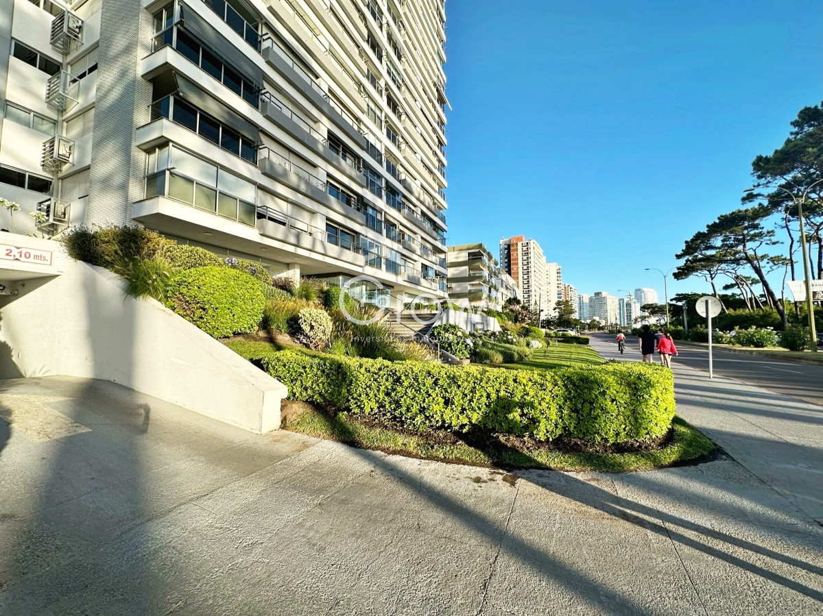 Apartamento ID.1160 - Gran penthouse en torre clásica de playa mansa 