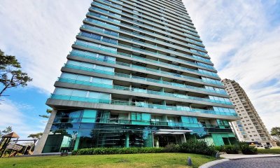 Punta del Este. Edificio con amplios servicios cerca de todo.