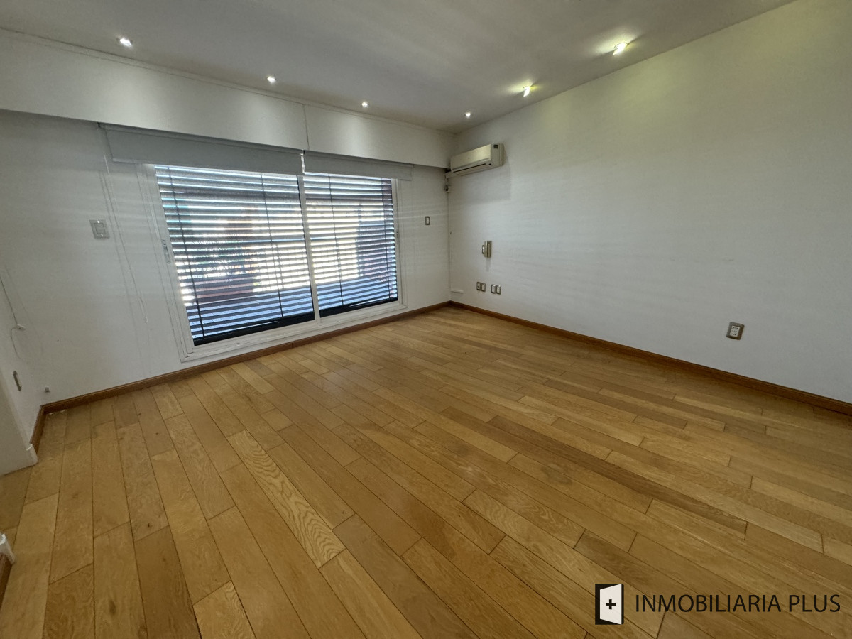 Apartamento ID.1651 - Venta de Penthouse de 3 dormitorios en suite con 315 m2, ascensor de uso exclusivo a pasos de Montevideo Shopping