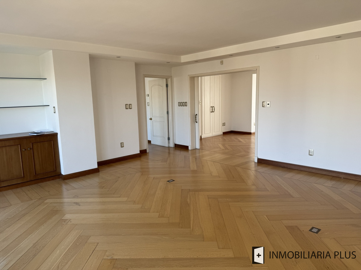 Apartamento ID.1651 - Venta de Penthouse de 3 dormitorios en suite con 315 m2, ascensor de uso exclusivo a pasos de Montevideo Shopping
