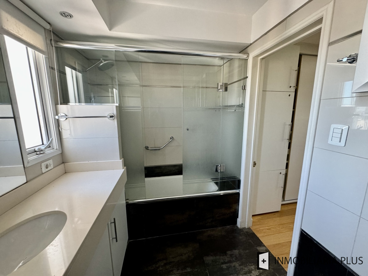 Apartamento ID.1651 - Venta de Penthouse de 3 dormitorios en suite con 315 m2, ascensor de uso exclusivo a pasos de Montevideo Shopping