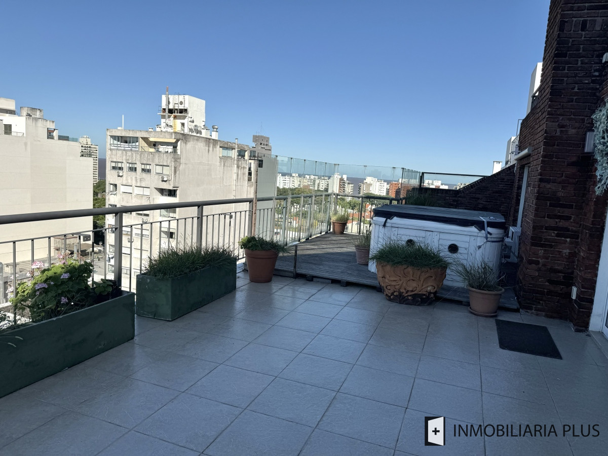 Apartamento ID.1651 - Venta de Penthouse de 3 dormitorios en suite con 315 m2, ascensor de uso exclusivo a pasos de Montevideo Shopping