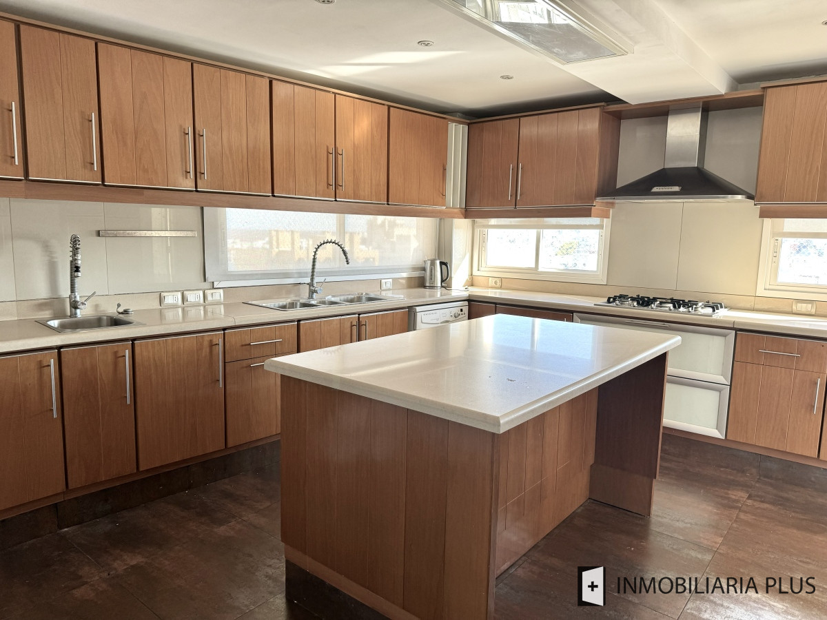 Apartamento ID.1651 - Venta de Penthouse de 3 dormitorios en suite con 315 m2, ascensor de uso exclusivo a pasos de Montevideo Shopping