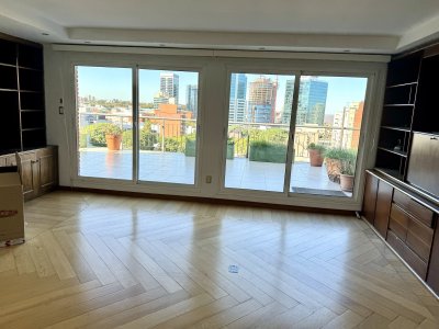  Venta de Penthouse de 3 dormitorios en suite con 315 m2, ascensor de uso exclusivo a pasos de Montevideo Shopping