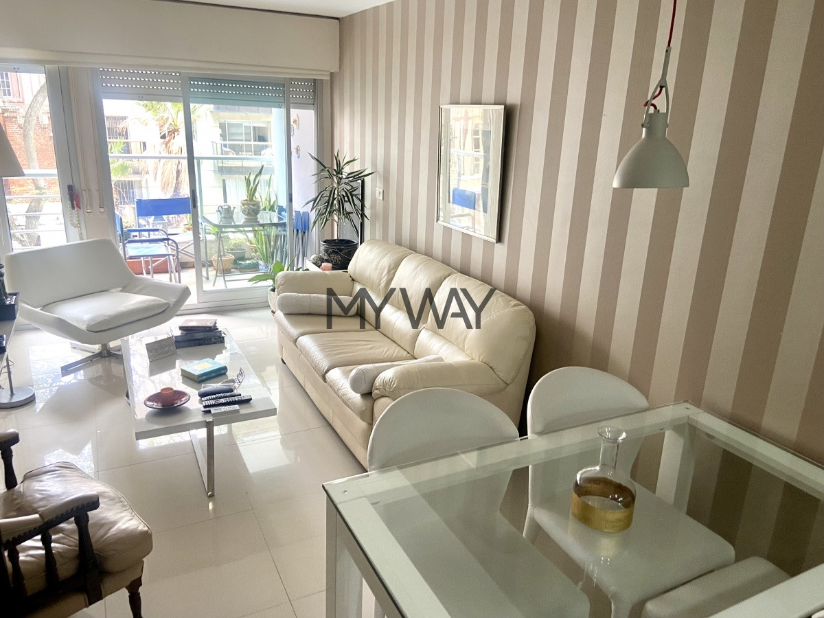 Apartamento ID.99/Apartamento--1-dormitorio-y-medio-a-una-cuadra-del-mar-Punta-Carretas - Apartamento  1 dormitorio y medio a una cuadra del mar Punta Carretas
