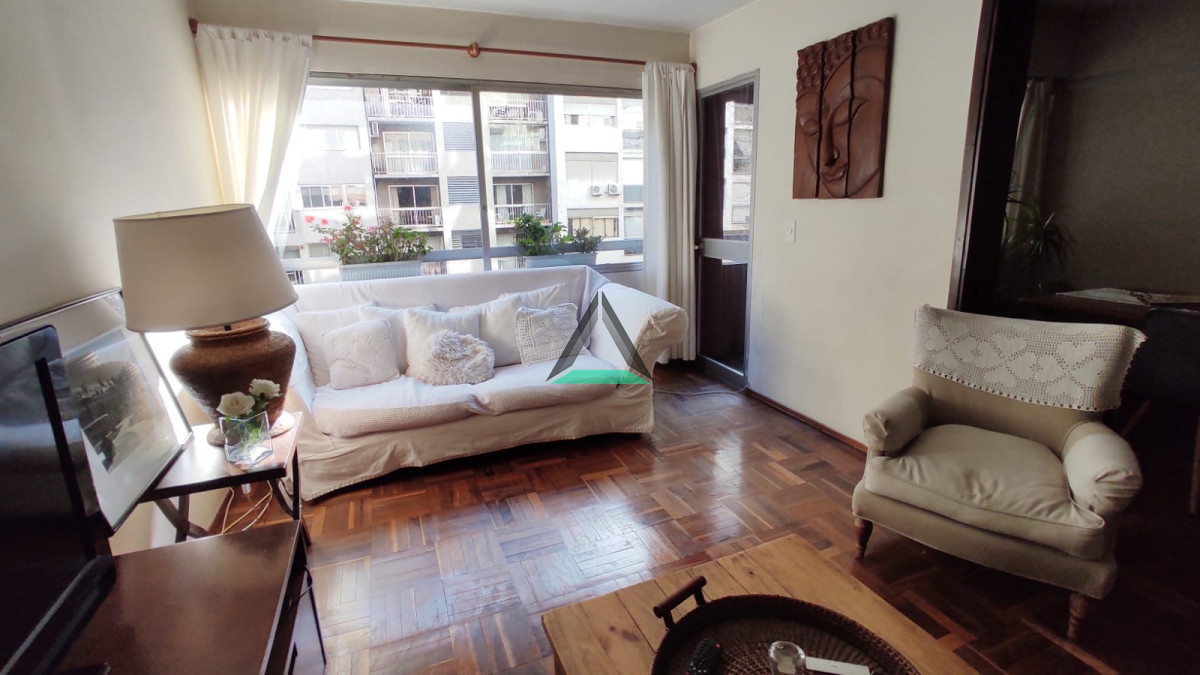 Apartamento ID.130 - VENTA APARTAMENTO POCITOS TRES DORMITORIOS TERRAZA AL FRENTE Y TERRAZA LAVADERO, COCINA DEFINIDA