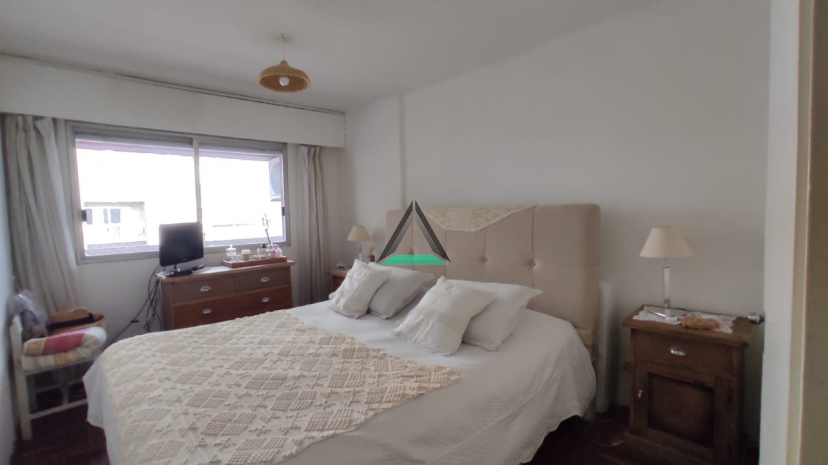 Apartamento ID.130 - VENTA APARTAMENTO POCITOS TRES DORMITORIOS TERRAZA AL FRENTE Y TERRAZA LAVADERO, COCINA DEFINIDA